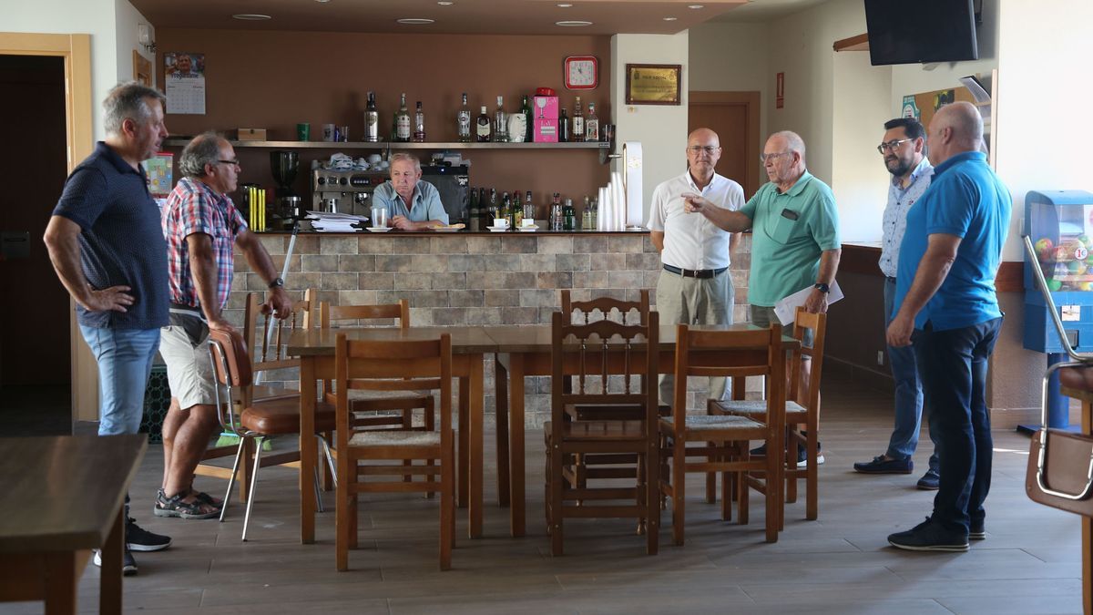 El consejero de Cohesión Territorial, Bernardo Ciriza, el alcalde de Eslava, Ignacio Barber, acompañados por el director general de Administración Local y Despoblación, Jesús Mari Rodríguez, y los concejales del A