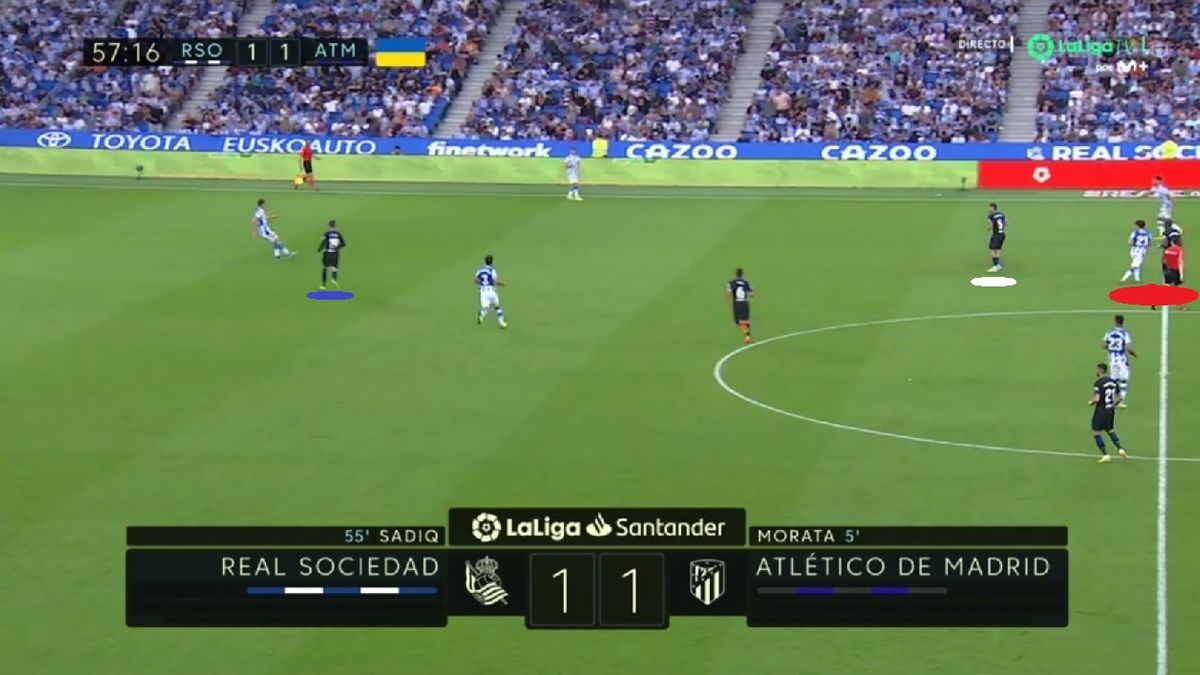 Estuvo bien Simeone, justo tras la diana de Sadiq, cerrando de inmediato los caminos de la Real hacia ese espacio interior naranja en el que se había cocinado el empate. AZUL: ahora es Morata quien va a Le Normand. BLANCO: De Paul tapa dentro el pase a Merino. ROJO: Kondogbia ya puede perseguir a Silva.