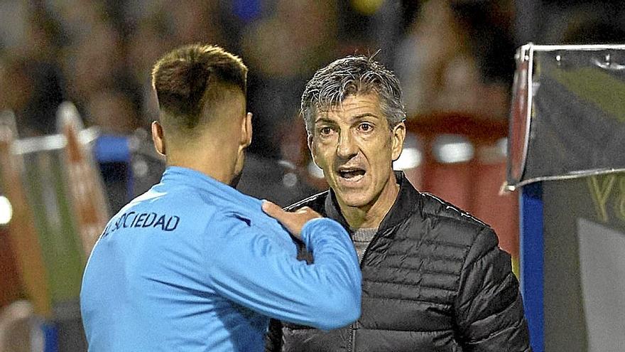 Imanol se dirige a Brais Méndez durante el partido de este domingo ante el Cazalegas