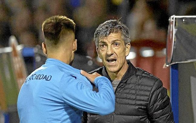 Imanol se dirige a Brais Méndez durante el partido de este domingo ante el Cazalegas