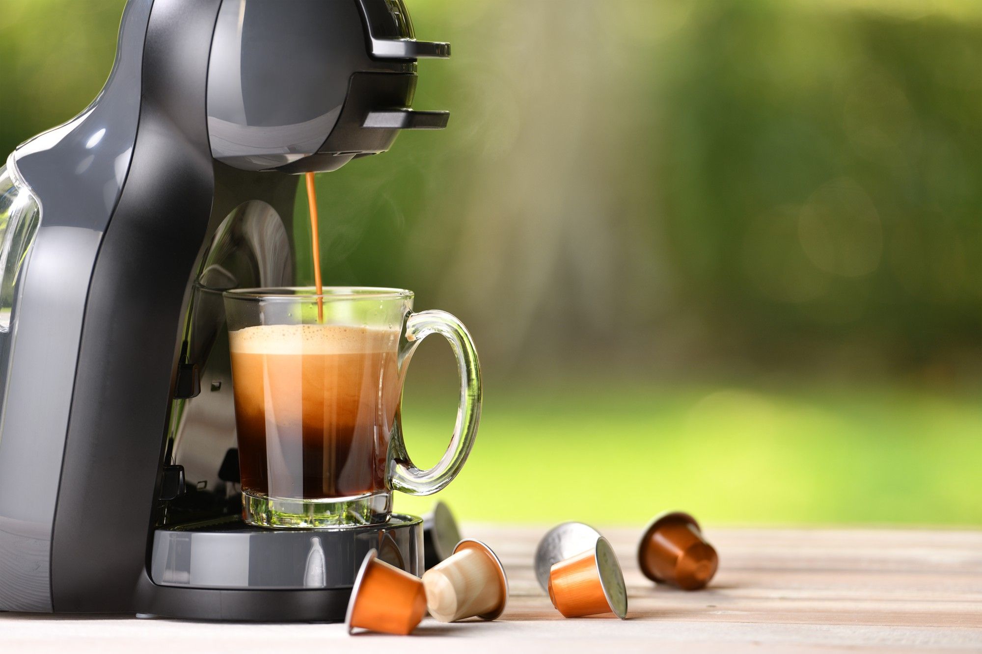 Cafetera y cápsulas de café.