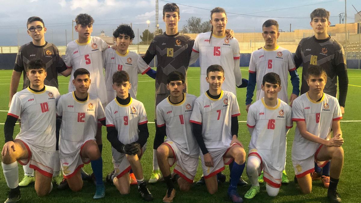 Los jugadores de la selección española sub-19. Abajo, el primero por la izquierda, Ibai Goikoetxea.
