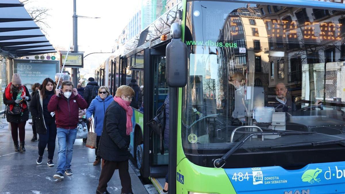 Personas suben a un autobús de Dbus en el Boulevard.