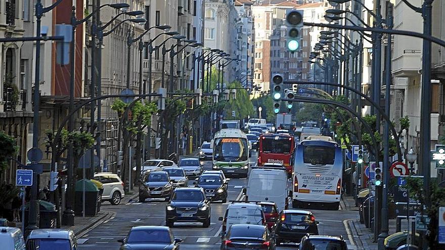 Lerro hauekin batera agertzen den irudian, trafiko handiko errepidea.