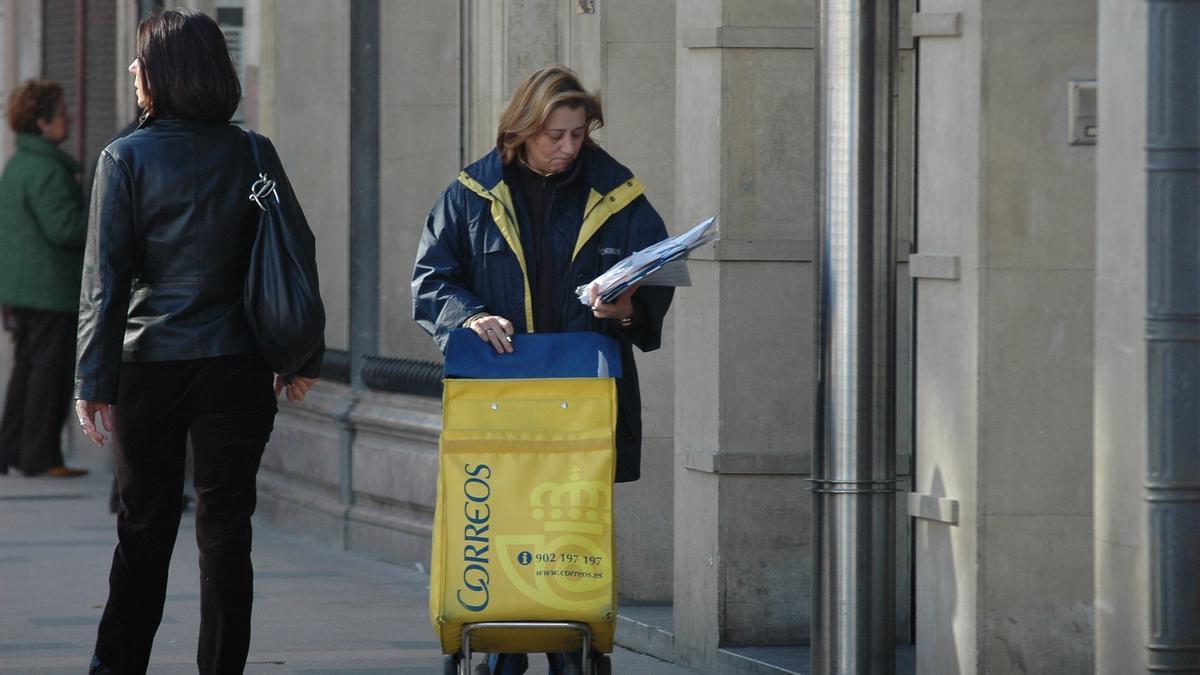 Mujer cartera repartiendo la correspondencia de Correos en Vitoria