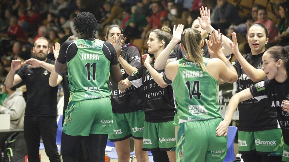 Las jugadoras del Araski, antes de salir al campo