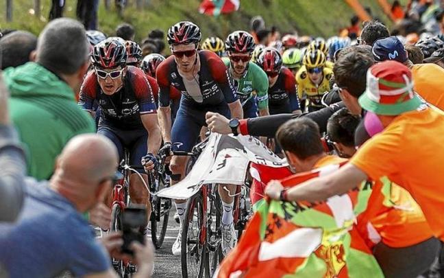 Imagen de la pasada edición de la Itzulia, que nuevamente contó con el enorme arrope y el calor de la afición.