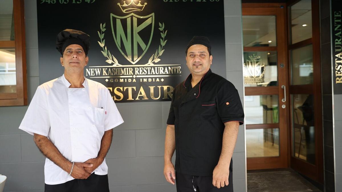 Los responsables del restaurante indio New Kashmir, a las puertas del establecimiento situado en la calle Esquíroz.