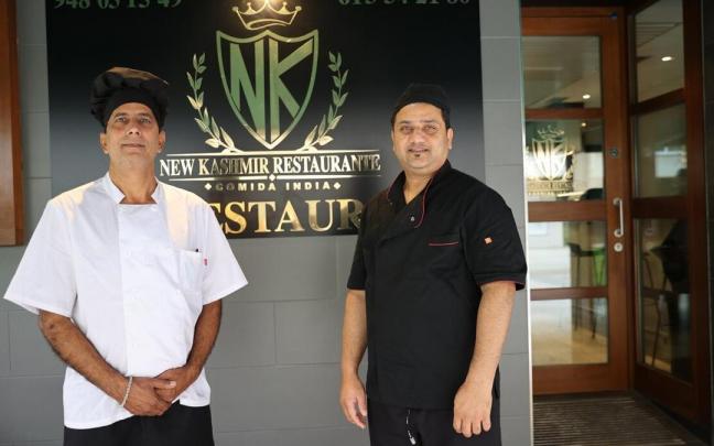 Los responsables del restaurante indio New Kashmir, a las puertas del establecimiento situado en la calle Esquíroz.