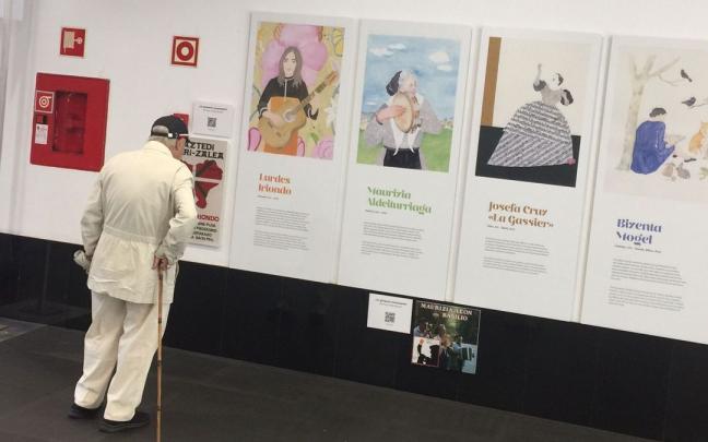 Una persona leyendo algunos de los paneles que conforman la exposición. Una persona leyendo algunos de los paneles que conforman la exposición.