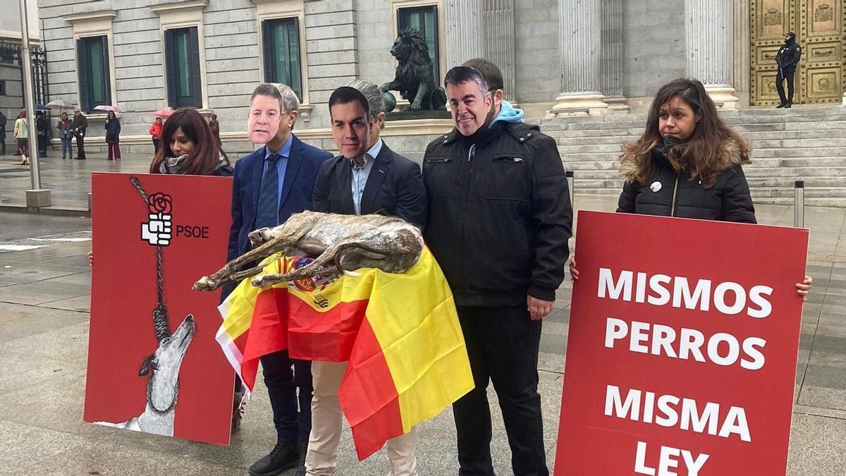 Animalistas protestan ante el Congreso con un galgo muerto en brazos.