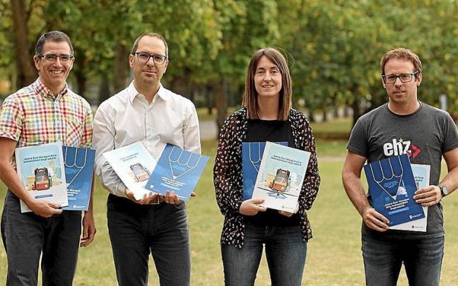 De i. a d.: Miguel R. Wilhelmi, Aitzol Lasa, Jaione Abaurrea y Haritz Iribas, con materiales didácticos. De i. a d.: Miguel R. Wilhelmi, Aitzol Lasa, Jaione Abaurrea y Haritz Iribas, con materiales didácticos.