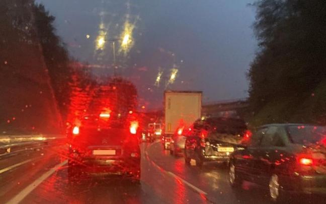 Colas en Irura en direcci&oacute;n Donostia tras un accidente