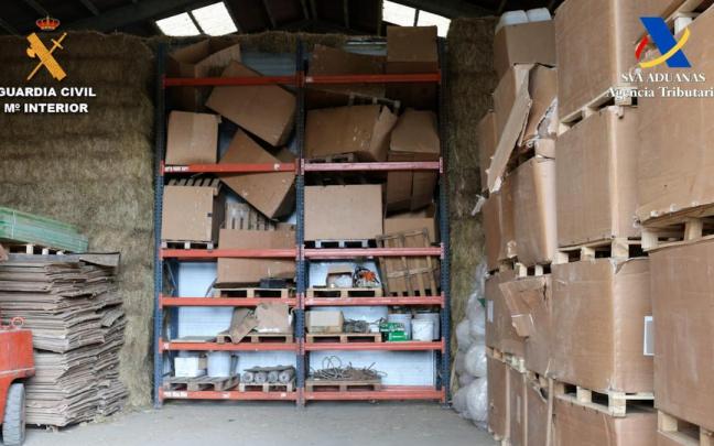 Imagen del interior de una de las naves donde se ocultaba el tabaco.