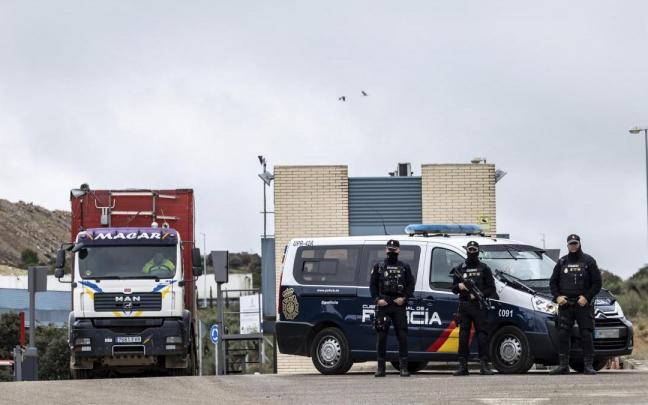 Un vehículo policial frente al vertedero de Toledo. Un vehículo policial frente al vertedero de Toledo.