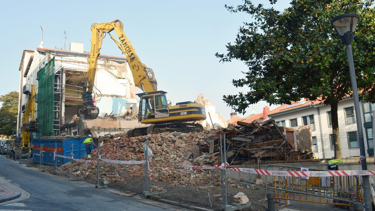 Las máquinas ya han empezado los trabajos de demolición de los portales 49 y 51 de la calle Los Baños de Sestao.