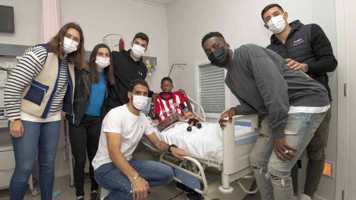 El Athletic, de visita en los hospitales Cruces y Basurto