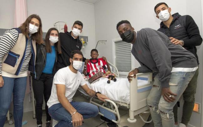 El Athletic, de visita en los hospitales Cruces y Basurto El Athletic, de visita en los hospitales Cruces y Basurto