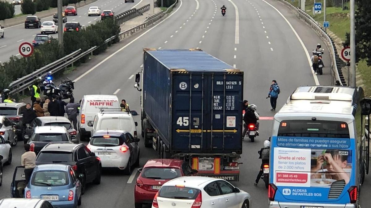 Protesta de activistas climáticos en la M-30 durante la Operación Salida