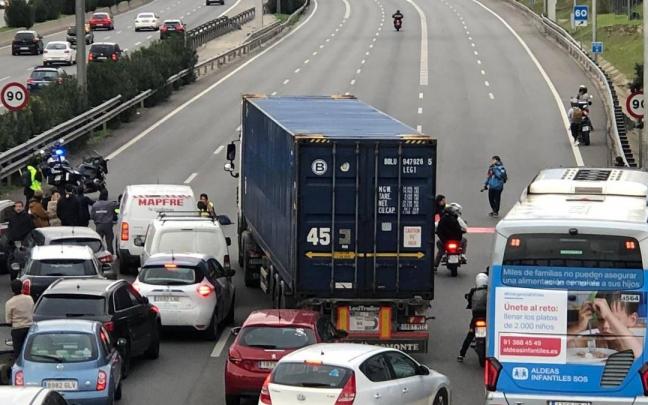 Protesta de activistas clim&aacute;ticos en la M-30 durante la Operaci&oacute;n Salida