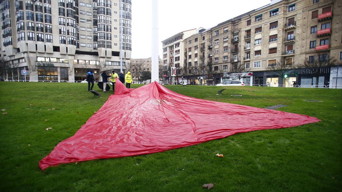 La bandera XXL de Navarra de los Fueros se viene abajo