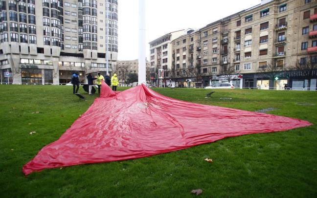 La bandera XXL de Navarra de los Fueros se viene abajo La bandera XXL de Navarra de los Fueros se viene abajo