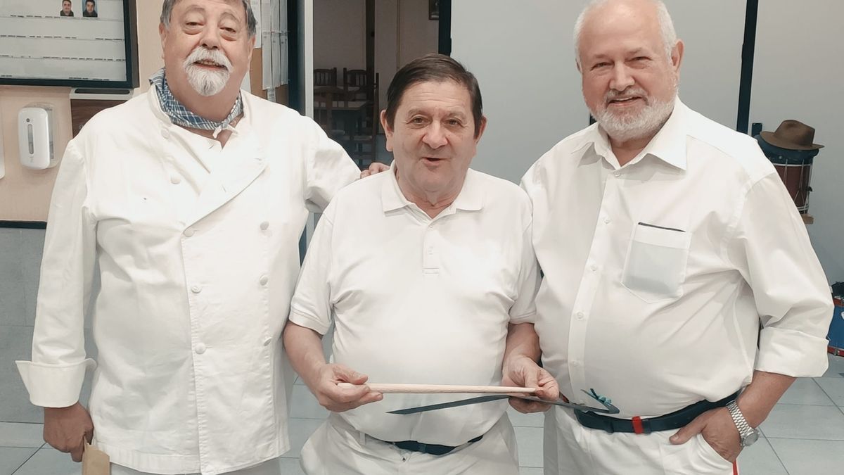 Txapi, con la batuta que le han entregado en su homenaje