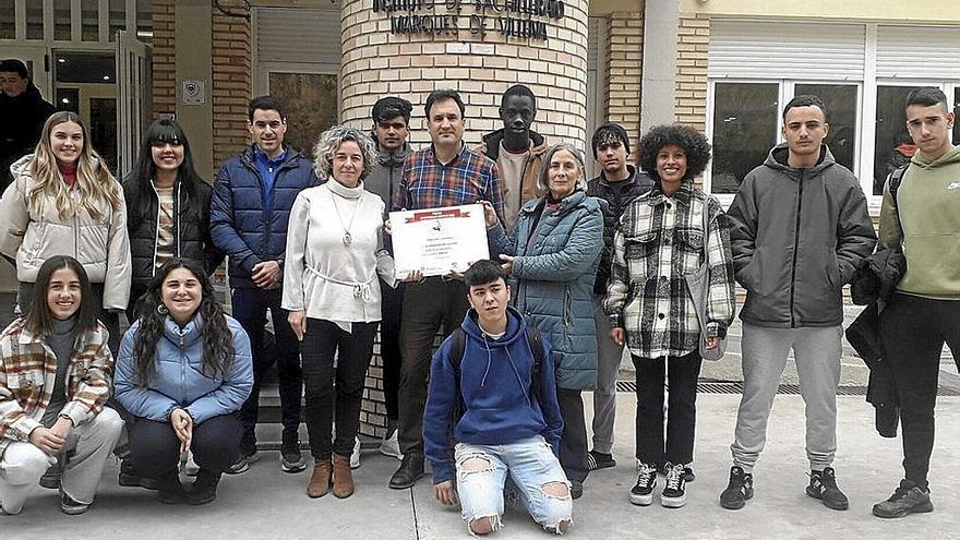 Los propulsores y participantes en el proyecto, con el diploma de galardonados.