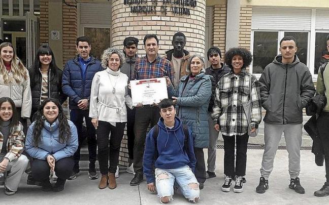 Los propulsores y participantes en el proyecto, con el diploma de galardonados.
