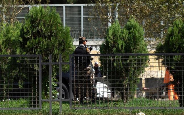 Un talibán hace guardia frente a la embajada rusa tras el ataque. Un talibán hace guardia frente a la embajada rusa tras el ataque.