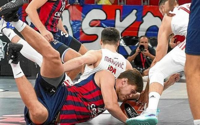 Kotsar se lanza al suelo a por un balón en pugna con Markovic.