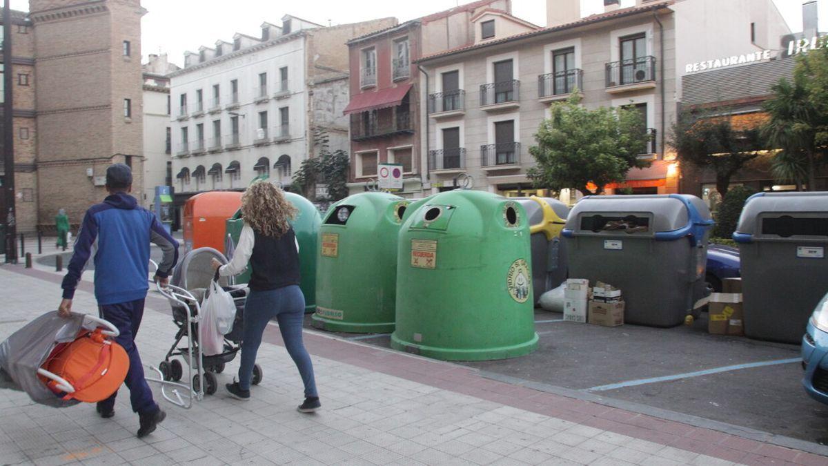 Una pareja pasea por la calle Muro de Tudela