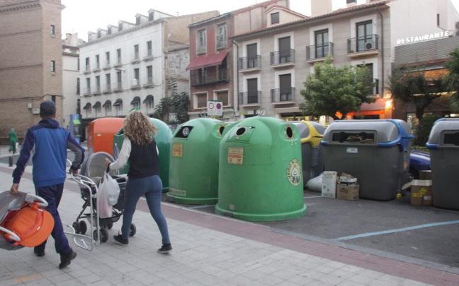 Una pareja pasea por la calle Muro de Tudela Una pareja pasea por la calle Muro de Tudela