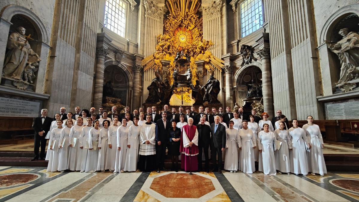 Los miembros del Orfeón Donostiarra y las autoridades, hoy en la basílica de San Pedro. / N.G.