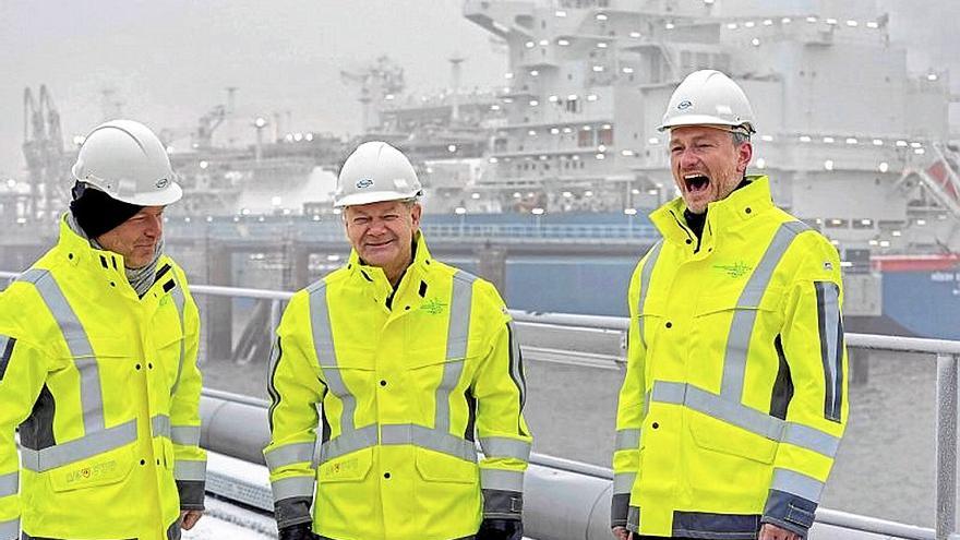 El canciller alemán, en el centro, ayer en Wilhelmshaven.