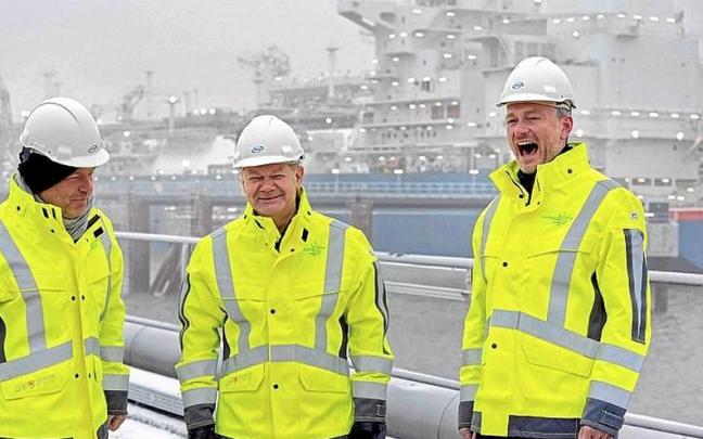 El canciller alemán, en el centro, ayer en Wilhelmshaven. El canciller alemán, en el centro, ayer en Wilhelmshaven.