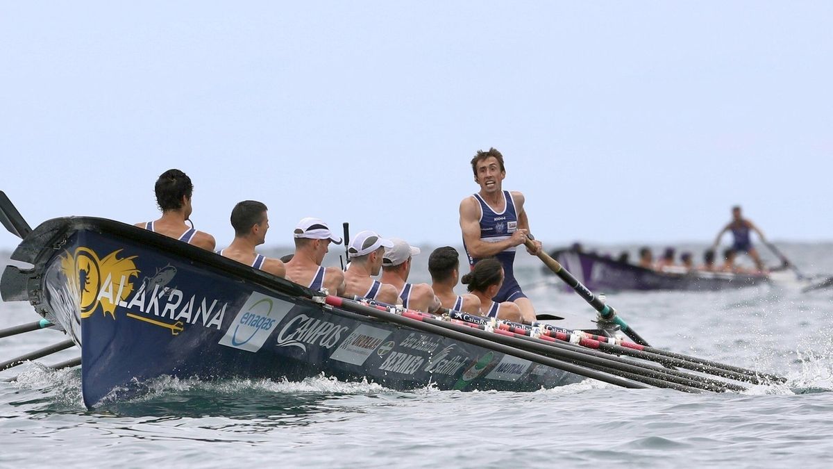 La &lsquo;Bou Bizkaia&rsquo; bogando en aguas de Donostia el domingo.