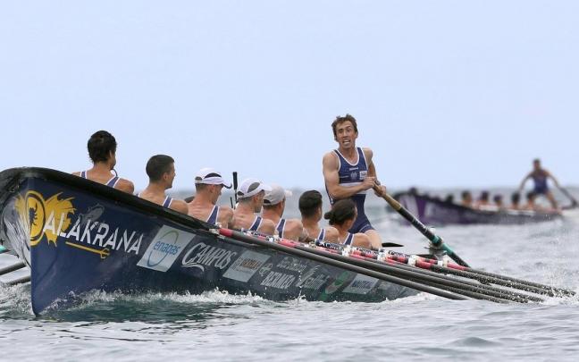 La &lsquo;Bou Bizkaia&rsquo; bogando en aguas de Donostia el domingo.