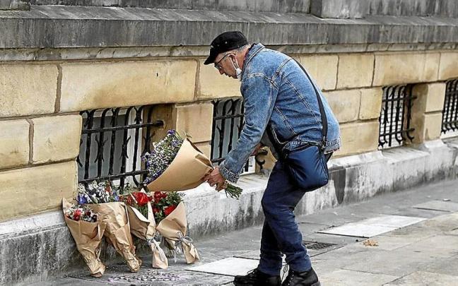 Un hombre deposita un ramo de flores en el lugar donde fue apuñalado mortalmente el joven Lukas Agirre, en Donostia. | FOTO: JAVI COLMENERO Un hombre deposita un ramo de flores en el lugar donde fue apuñalado mortalmente el joven Lukas Agirre, en Donostia. | FOTO: JAVI COLMENERO