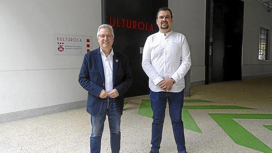 Murua, de 44 a&ntilde;os, este martes, arropado por Jos&eacute; Ignacio Asensio. | FOTO: A.D.