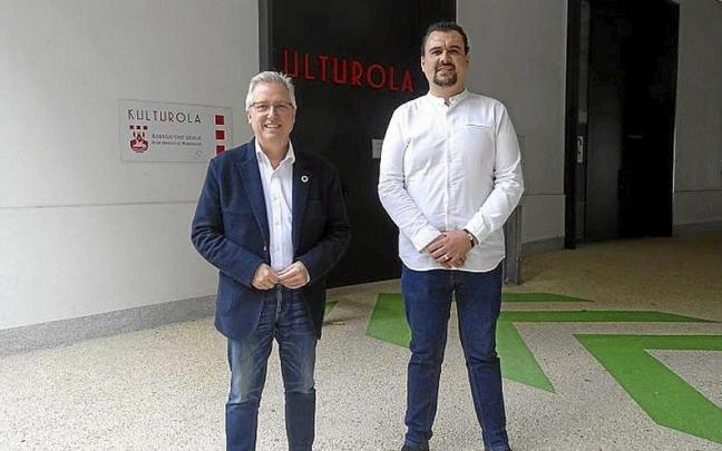 Murua, de 44 a&ntilde;os, este martes, arropado por Jos&eacute; Ignacio Asensio. | FOTO: A.D.