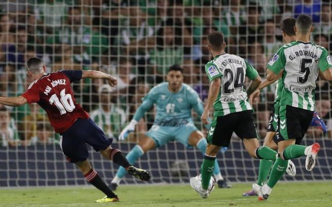 El centrocampista de Osasuna Moi Gómez (i) lanza a puerta en su ocasión más clara