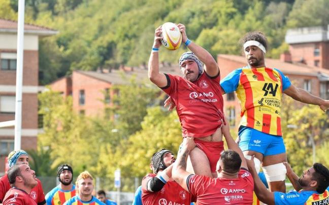 Antxon Iriondo, del Ampo Ordizia, captura un saque de lateral ante Les Abelles.
