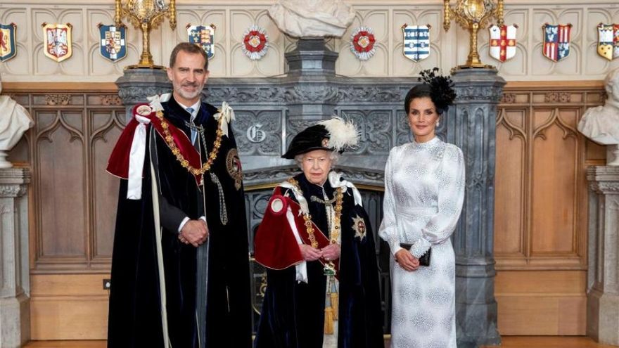 Felipe VI y la reina Letizia junto a la monarca inglesa, Isabel II.