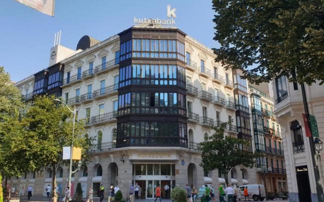Kutxabank firma su tercer convenio colectivo con la mayoría sindical Kutxabank firma su tercer convenio colectivo con la mayoría sindical
