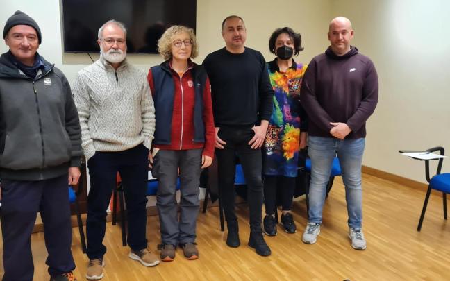 Antonio Pérez (UGT), Mikel Ziordia (ELA), Garaipen Chueca (Solidari), Miguel Catalán (UGT), Francisco Javier Fernández (CCOO) y Ana Jose Martínez (UGT) en la rueda de prensa de hoy
