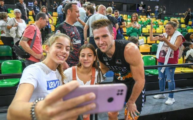 Xavi Rabaseda atiende a unas aficionadas tras el partido.