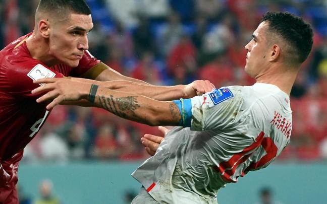 El serbio Nikola Milenkovic (i) y el suizo Xherdan Shaqiri tuvieron sus más y sus menos. El serbio Nikola Milenkovic (i) y el suizo Xherdan Shaqiri tuvieron sus más y sus menos.