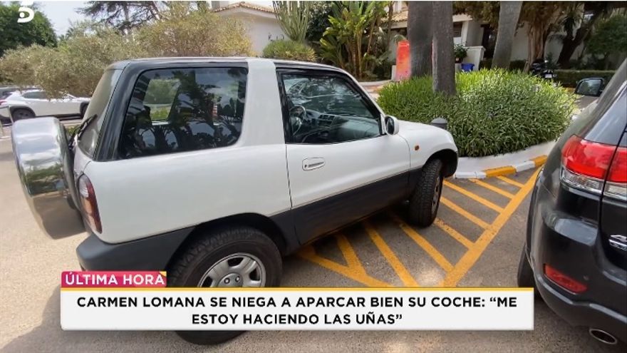 El coche de Carmen Lomana, aparcado en una zona prohibida.