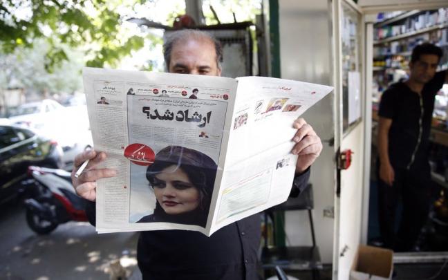 Un hombre lee un periódico con la noticia de la muerte de Mahsa Amini en portada. Un hombre lee un periódico con la noticia de la muerte de Mahsa Amini en portada.